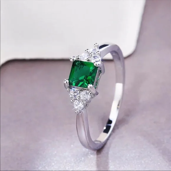 New Women’s 925 Silver Beautiful Emerald Ring - Picture 3 of 5
